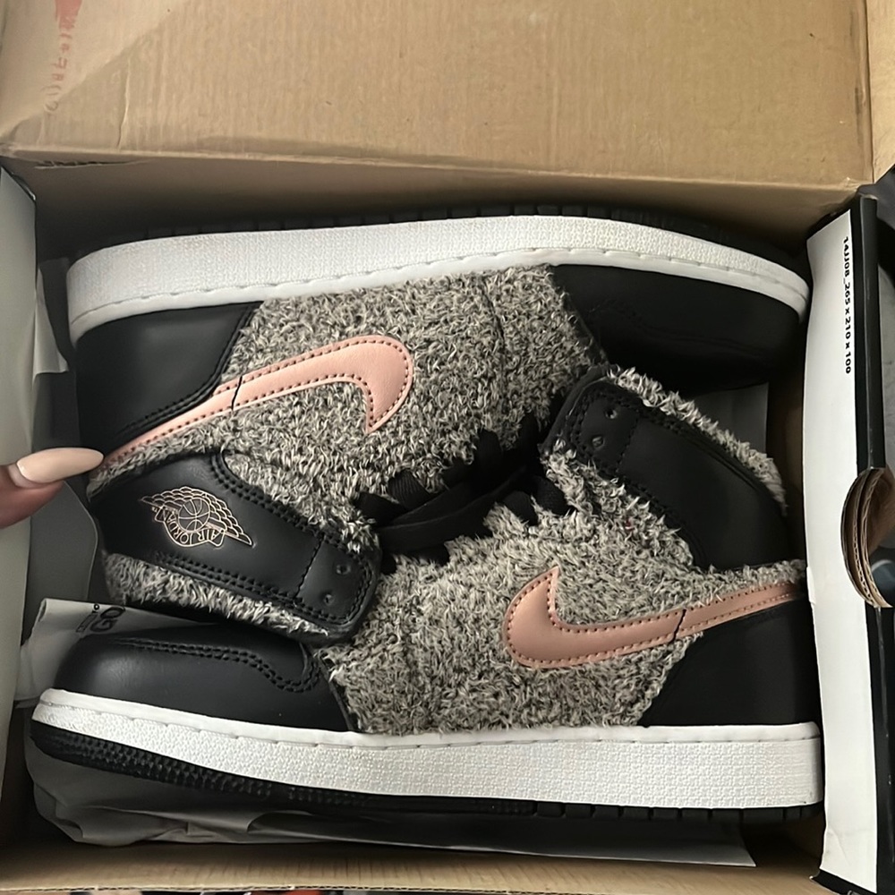 Never worn jordan retro 1 size 5y 6.5 in women